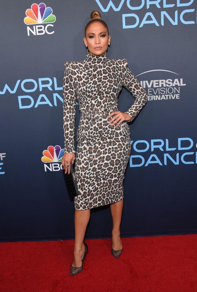 Jennifer López en el evento 'World of Dance' con vestido animal print