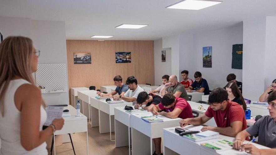 Alumnos de OGC Oposiciones durante una jornada de preparación para las pruebas de acceso a la Guardia Civil