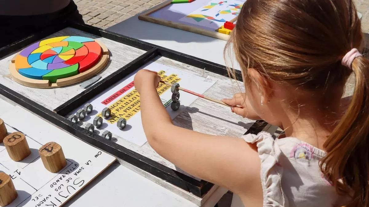 Una niña desarrolla una actividad infantil en Torrent.