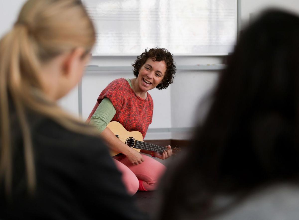 La especialista en estimulación musical temprana Isabel Albaladejo arrancó la clase cantando con un ukelele. | TONI ESCOBAR