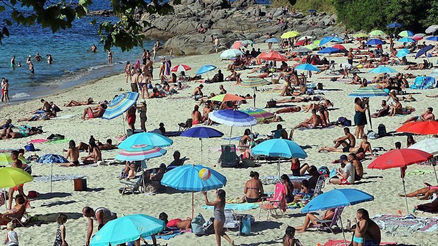 Decenas de bañistas en la playa de A Fonte, ayer.