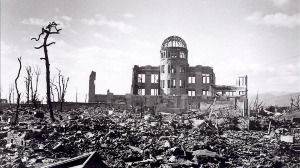 Foto de archivo cedida tomada el 6 de agosto de 1945 de la Cupula de Hiroshima tras la explosion de la bomba tómica.