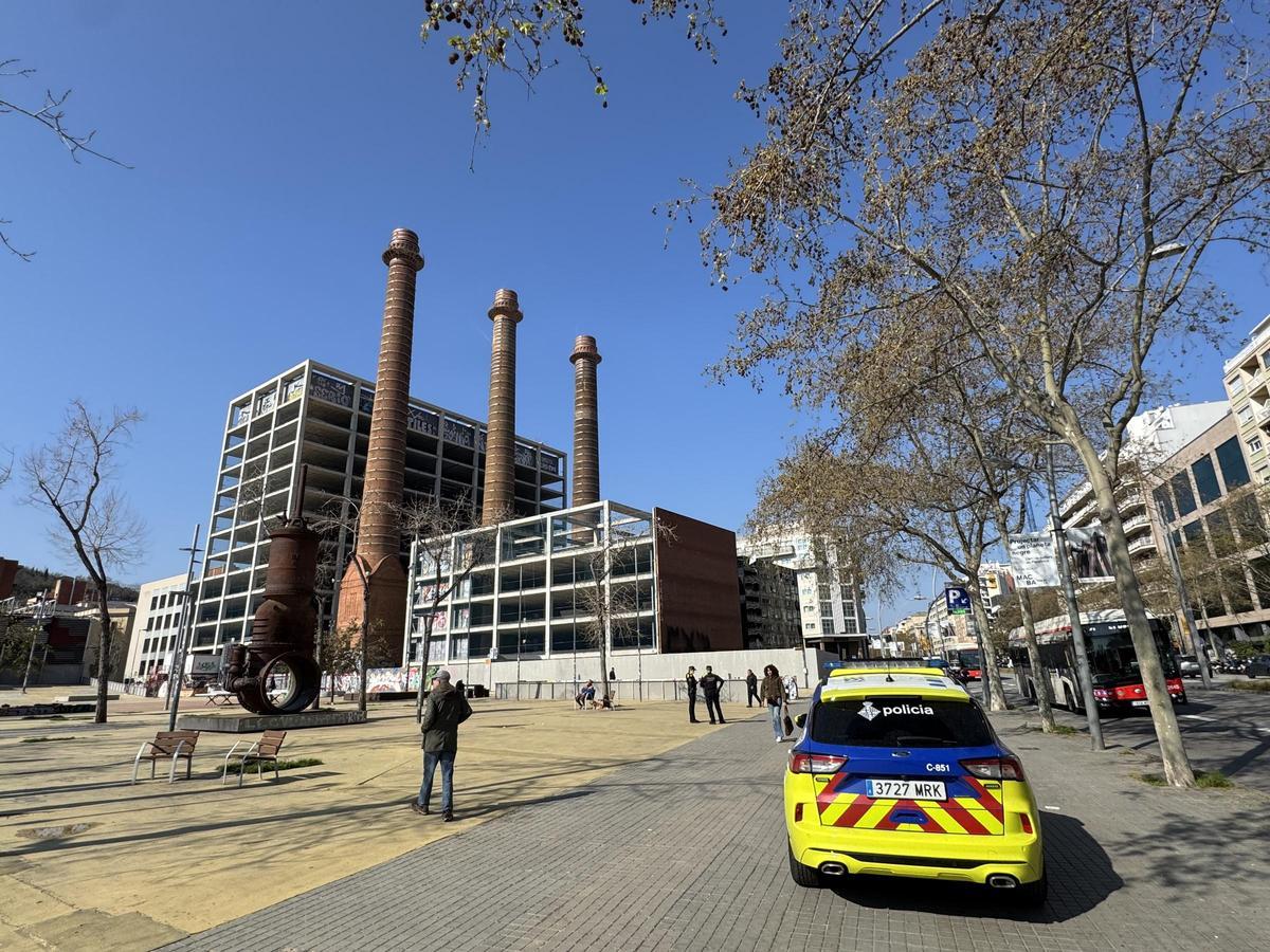 Una patrulla de la policía municipal hace guardia para evitar que los muros vuelvan a ser pintados.