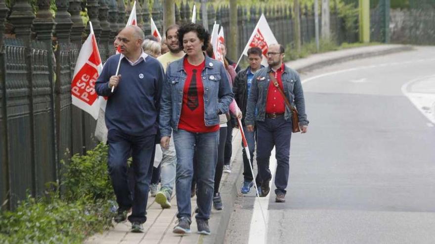 Los candidatos socialistas de Pontevedra y Marín, durante su ruta por la carretera vieja. // Santos Álvarez