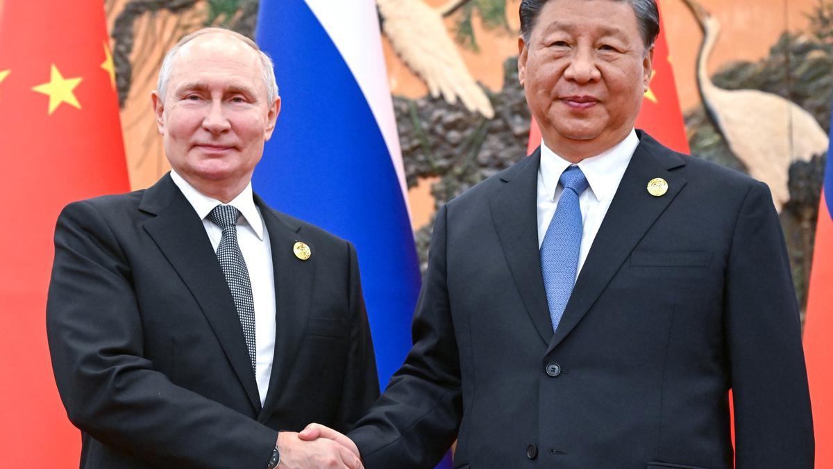 Vladímir Putin y Xi Jinping se saludan durante su encuentro en Pekín, este miércoles.