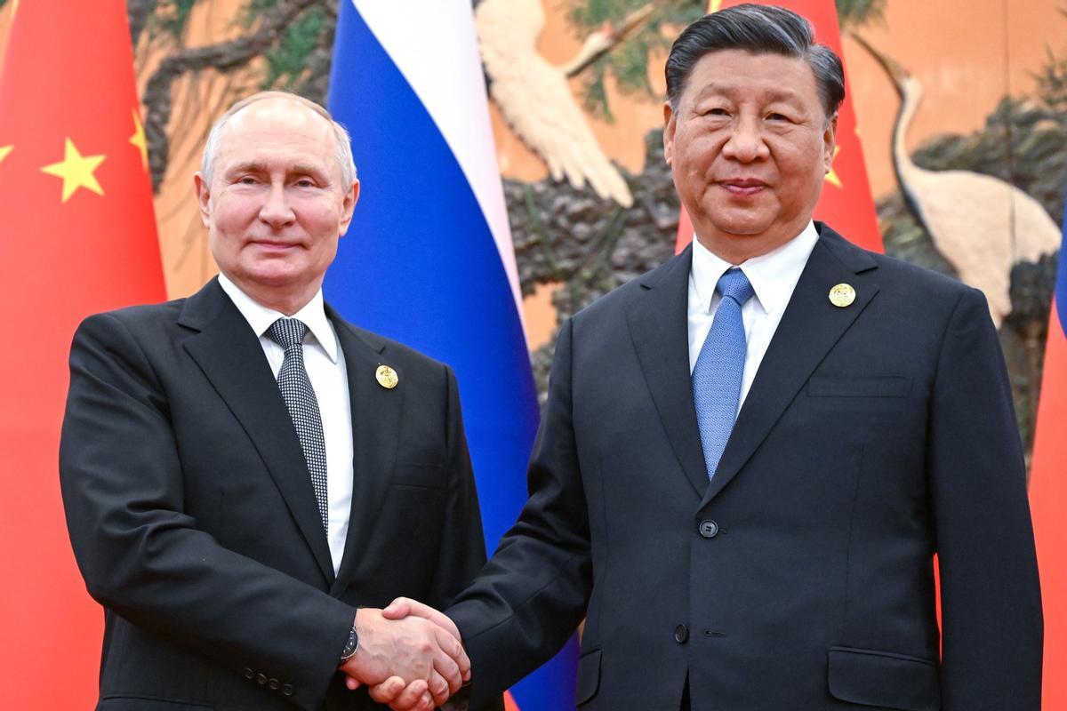 Vladímir Putin y Xi Jinping se saludan durante su encuentro en Pekín, este miércoles.
