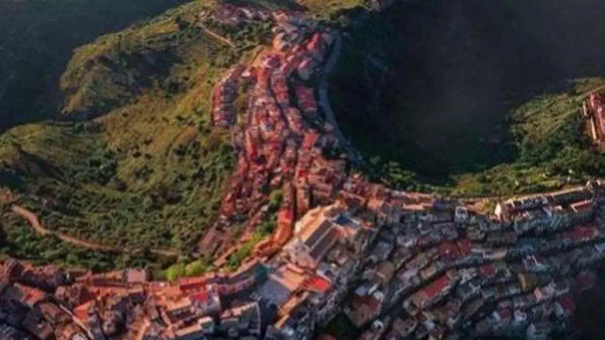 El intrigante descubrimiento de un fotógrafo sobre su pueblo gracias a su dron