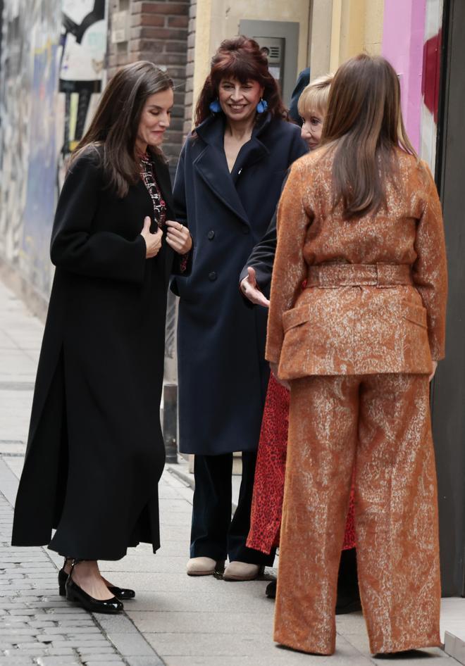 El look de la reina Letizia para viistar la sede de APRAMP en Madrid