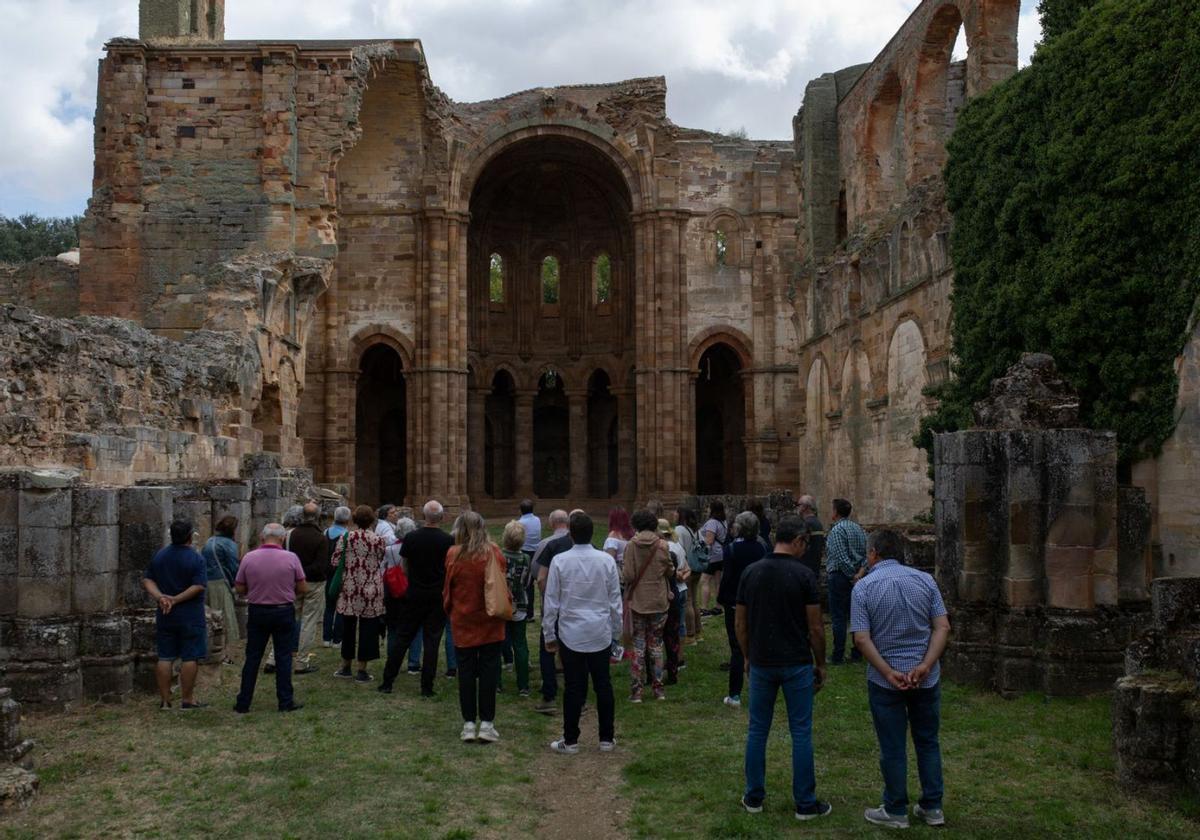 Visitantes admiran los restos del monasterio en una jornada de puertas abiertas celebrada este año. | A. Burrieza