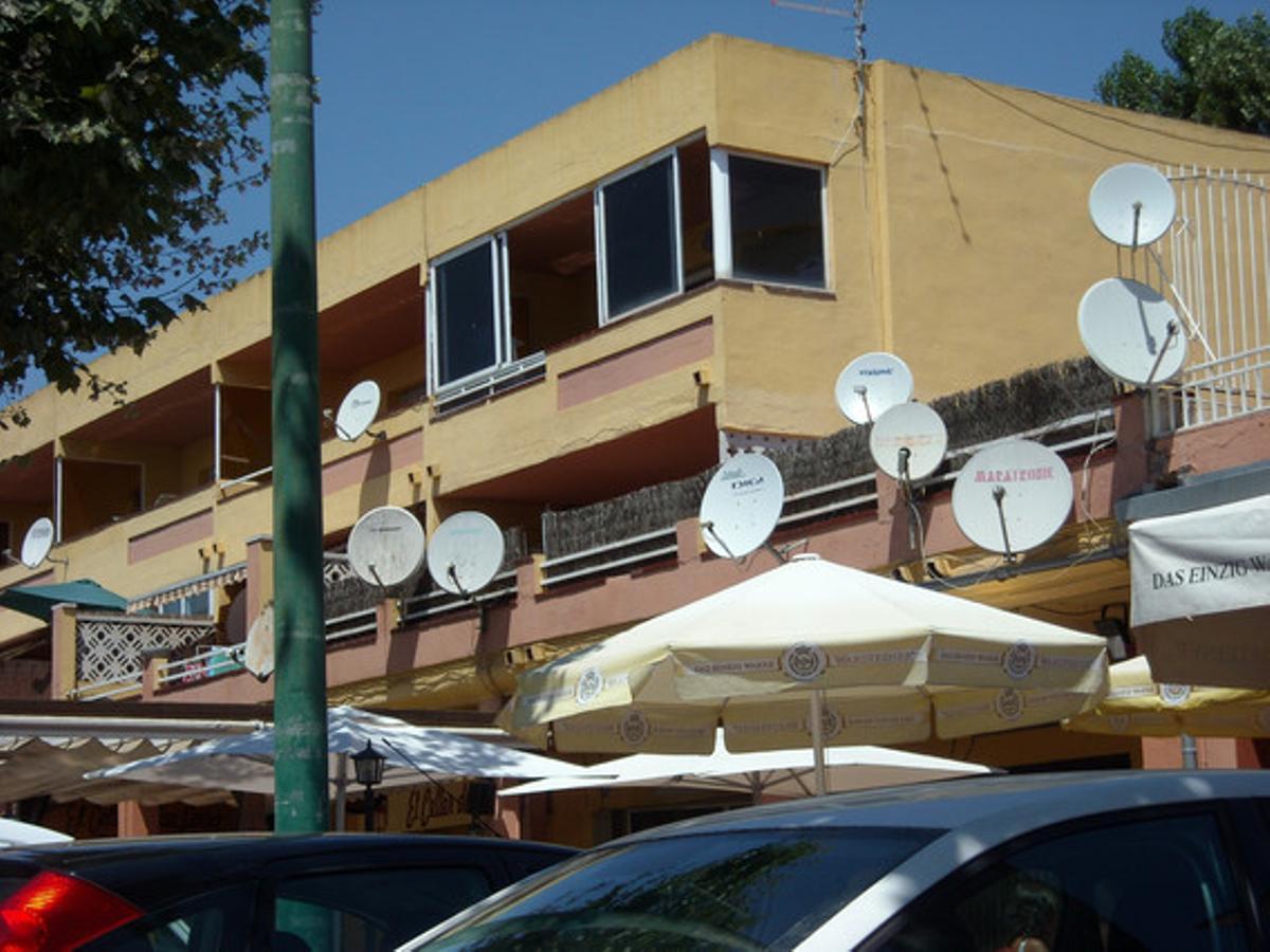 Un bosc d’antenes. El paisatge que mostra la foto és molt comú a Empuriabrava, ja que no hi ha cap ordenança municipal que reguli la instal·lació d’antenes i dóna una imatge tercermundista difícilment compatible amb la proposta que la badia de Roses, on està ubicada, obtingui la qualificació d’una de les badies més boniques del món, títol al qual opta. A veure si l’Ajuntament de Castelló d’Empúries es posa les piles.