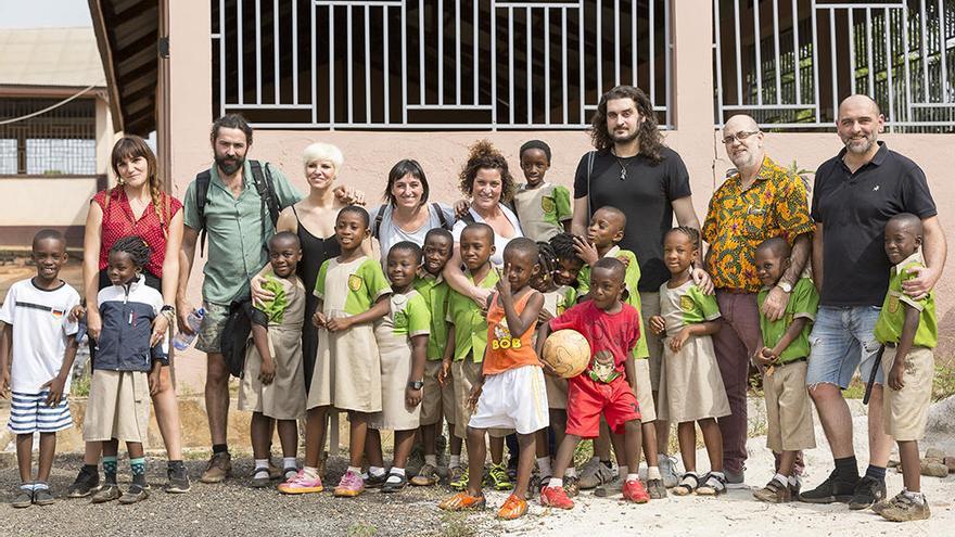 El padre Aureliano, junto a Tontxu, y a varios niños en Ghana.