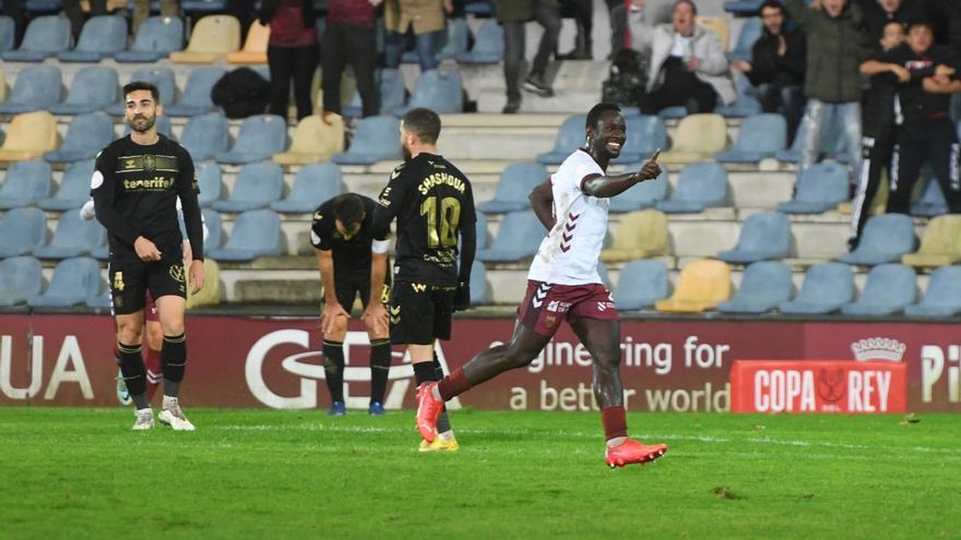 El Pontevedra supera al Tenerife para alcanzar la tercera ronda de Copa (2-1)