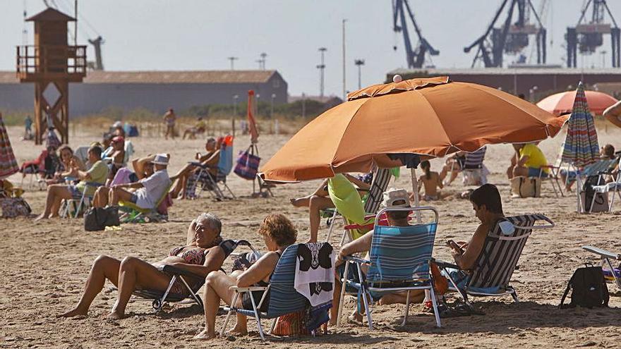 Vista de la platja del Port de Sagunt junt al port comercial. | TORTAJADA