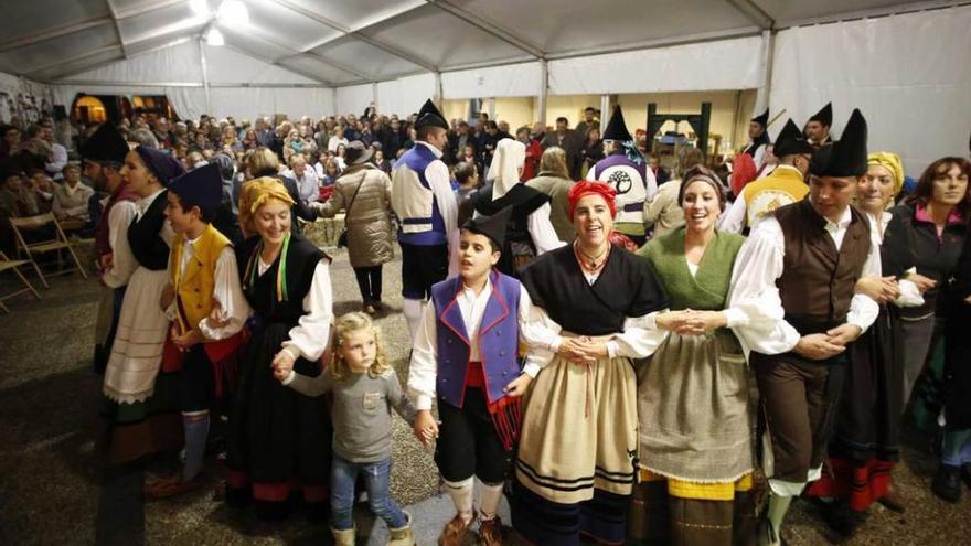 Animación, ayer, en la carpa donde se celebra la fiesta de la Seronda.