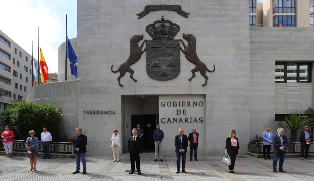 Minuto de silencio en todas las administraciones.