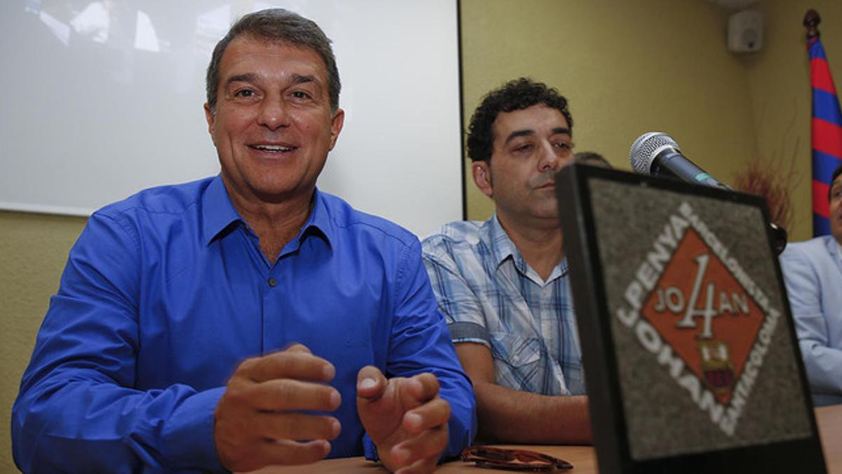 Joan Laporta, antes de intervenir ante la&amp;#160;peña barcelonista Johan, en Santa Coloma de Gramenet