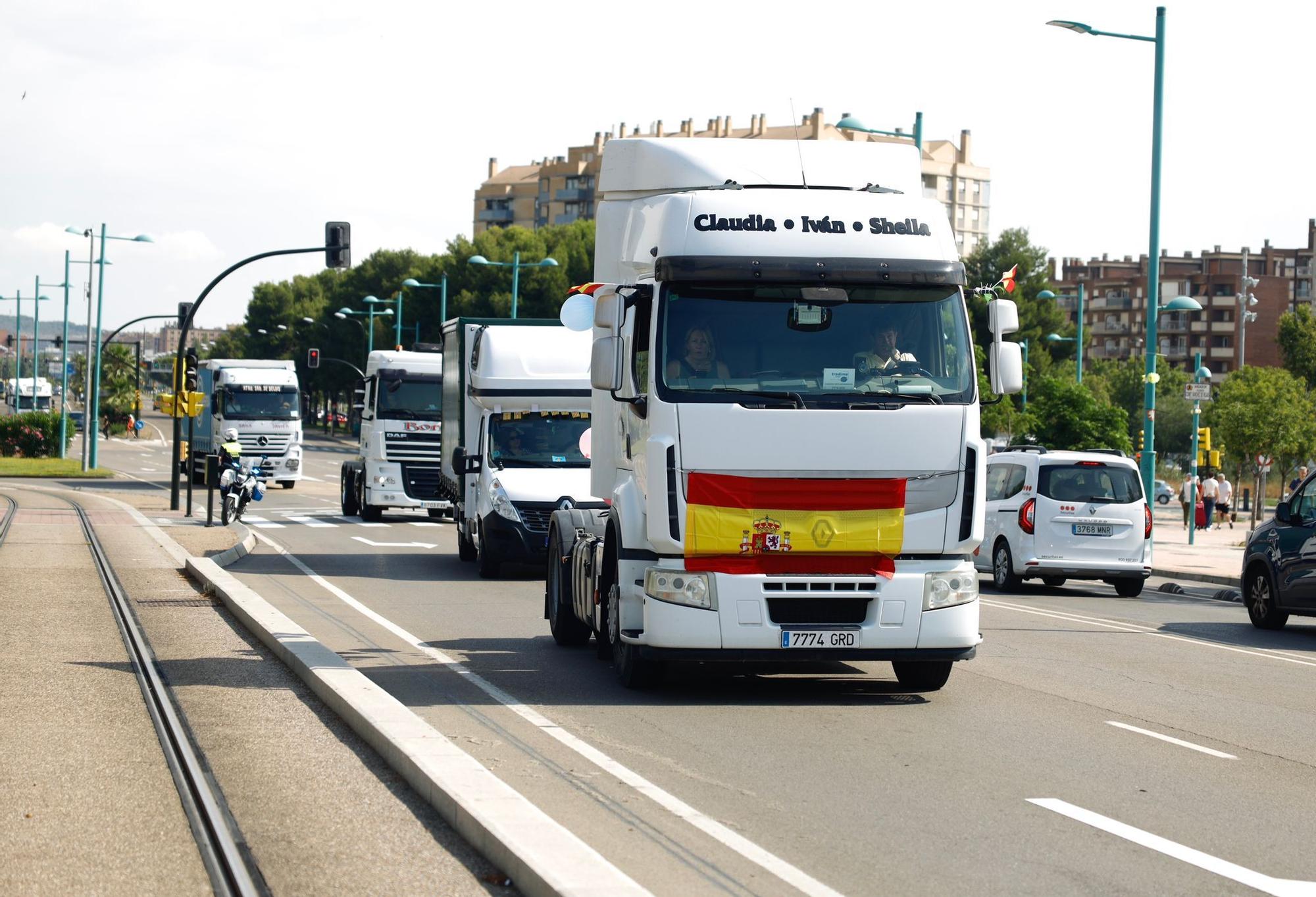 En imágenes | Una treintena de camiones honran en Zaragoza a San Cristóbal, el patrón de los conductores