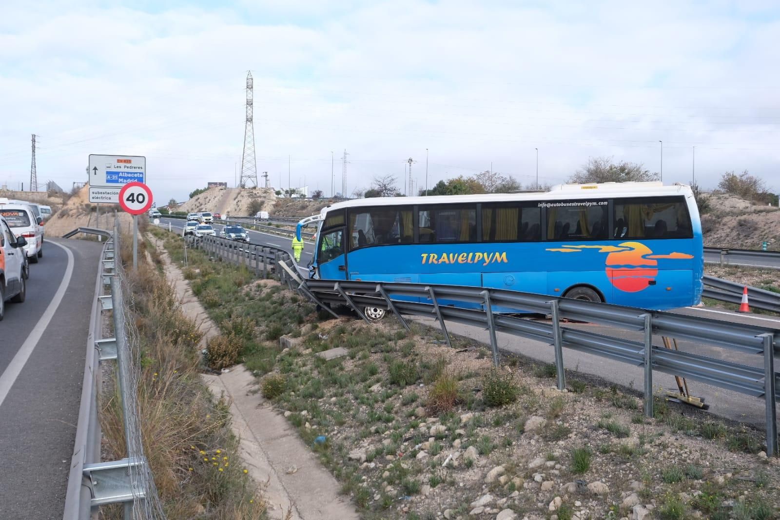 Un autobús invade el sentido contrario en la A31 a la altura del polígono Les Pedreres de Petrer