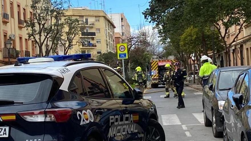 Calle cortada por la policía en el barrio de San Marcelino.