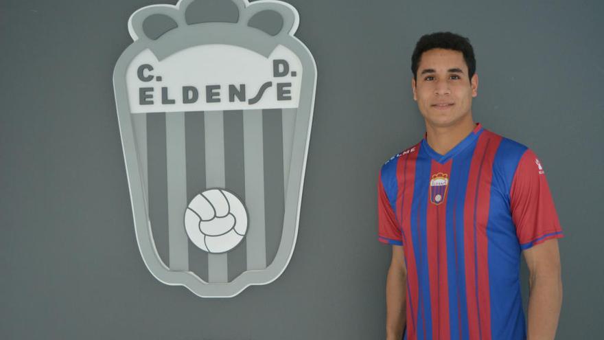 El delantero El Habibe Zaaoit con la camiseta del Eldense.