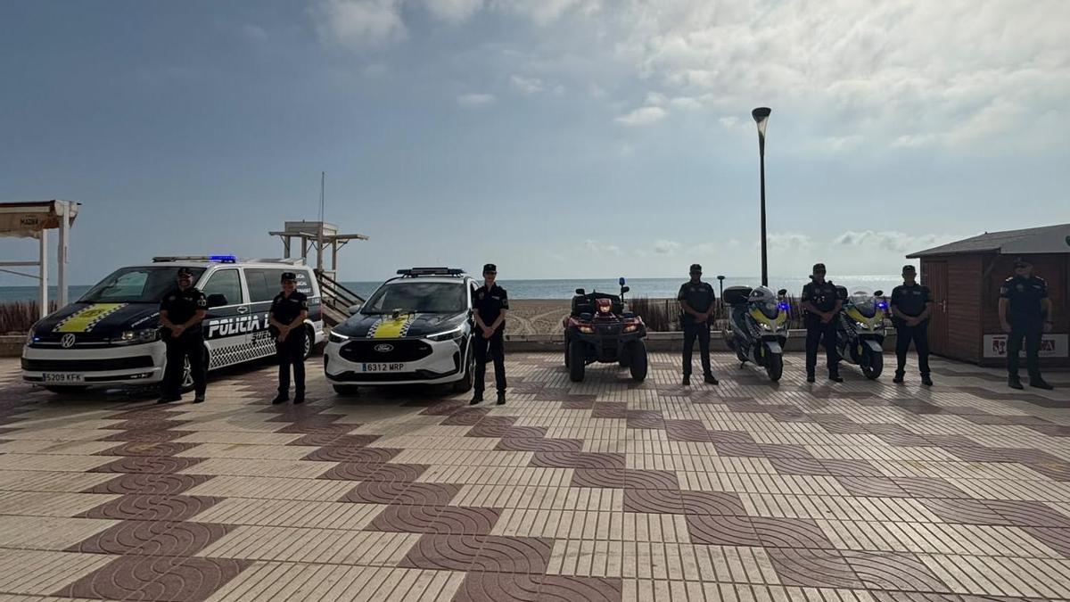 Vehículos y agentes de la Policía Local en la presentación de la campaña de verano, este martes.