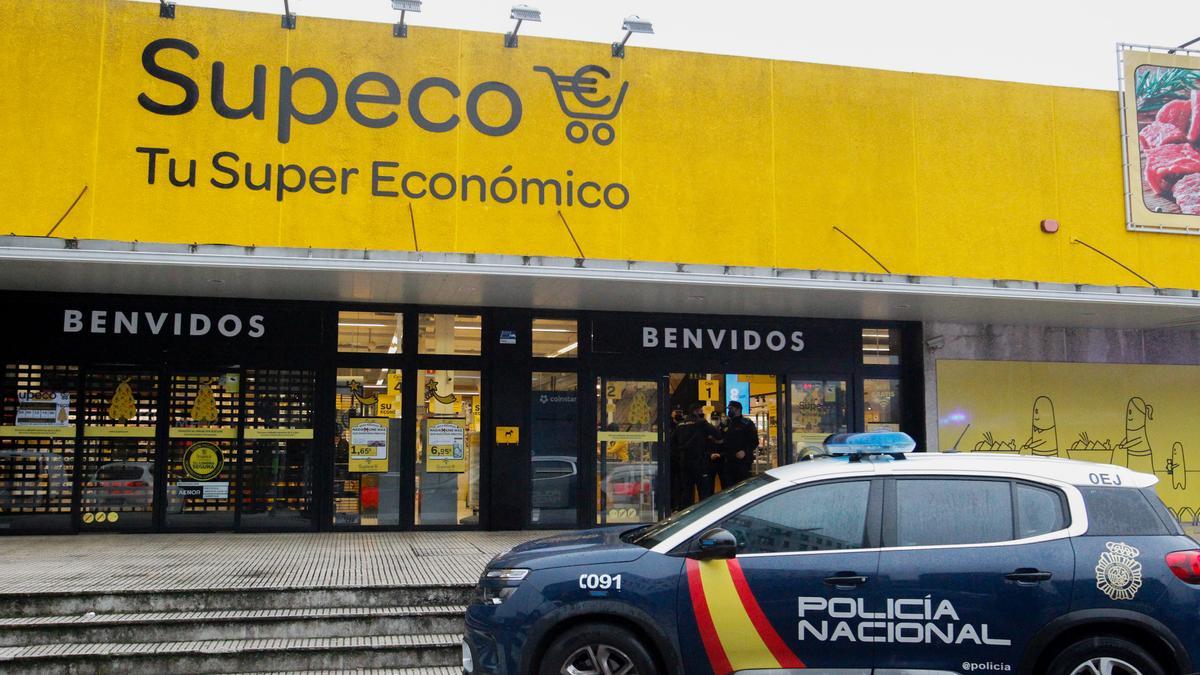 La Policía Nacional, a su llegada al supermercado.