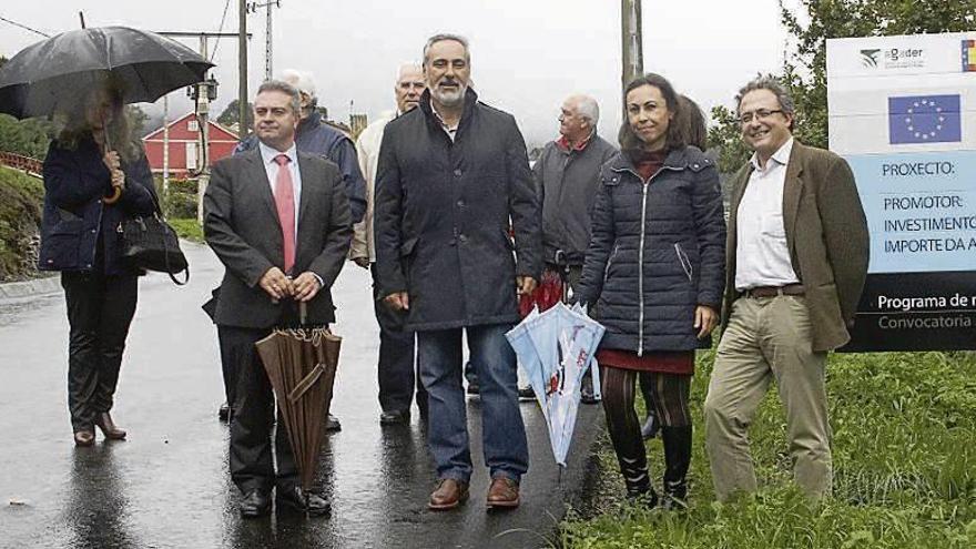Tourís, con Ramallo y otras autoridades en la visita. // Santos Álvarez