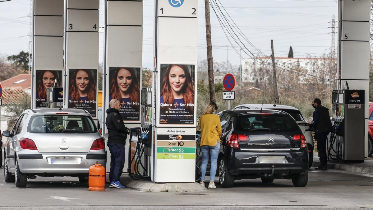 Clientes repostan combustible en una gasolinera de Extremadura.