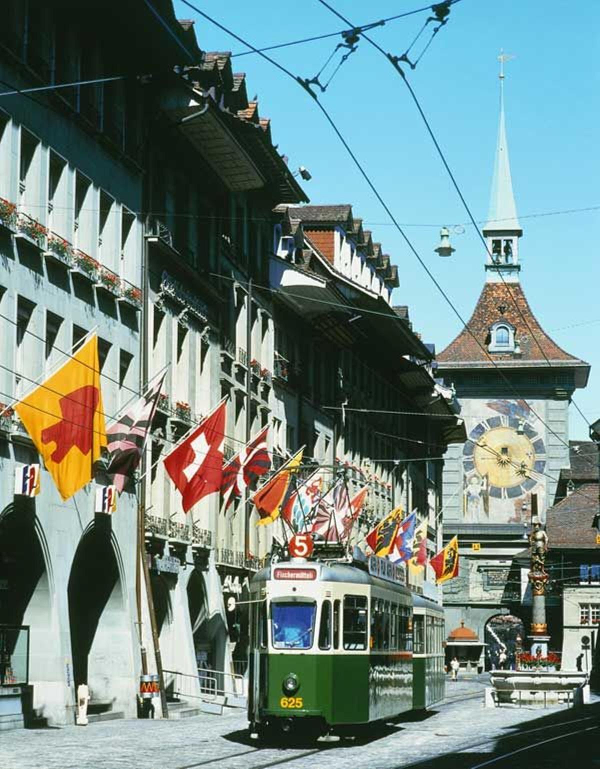 Arcadas comerciales y Torre del Reloj en Berna.