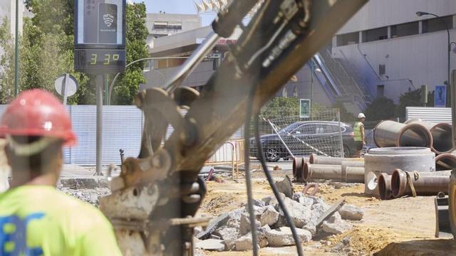 Trabajadores de la construcción desarrollan su labor en un recinto donde la temperatura ambiental supera con creces la barrera de los 30 grados.