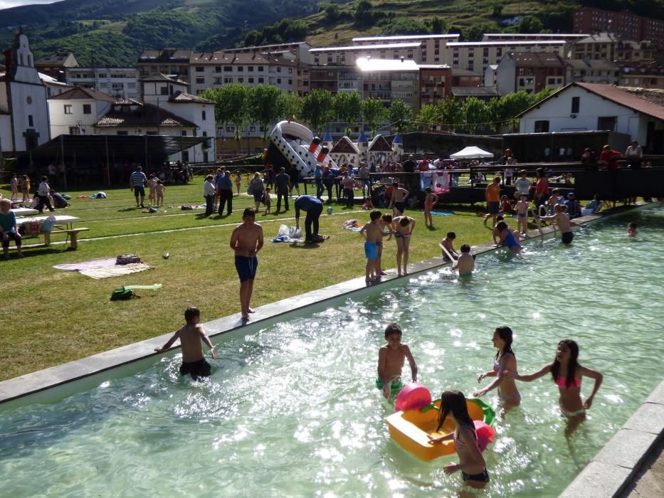 La "playa" de Cangas del Narcea en el Prao del Molín