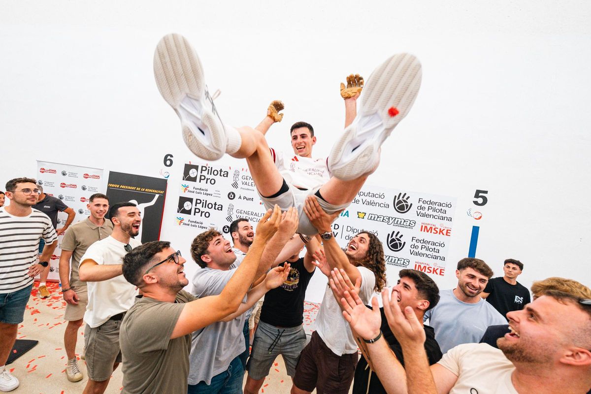 Celebrant a la Final de l'Individual de raspall 2025