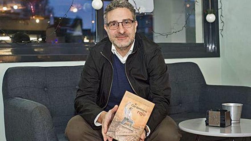 El escritor Santiago González, la semana pasada con su libro &#039;El carámbano rojo&#039;.