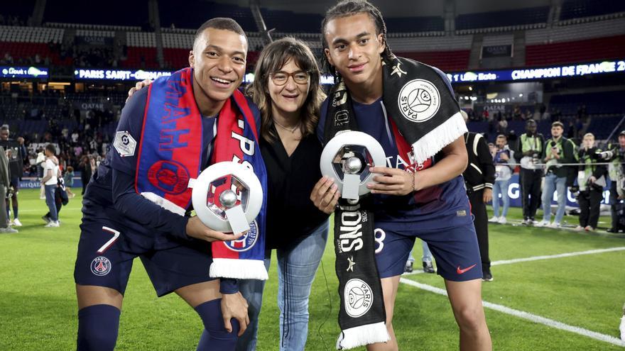 Kylian Mbappe, junto a su hermano Ethan y su madre Fayza Lamari celebrando el título del PSG