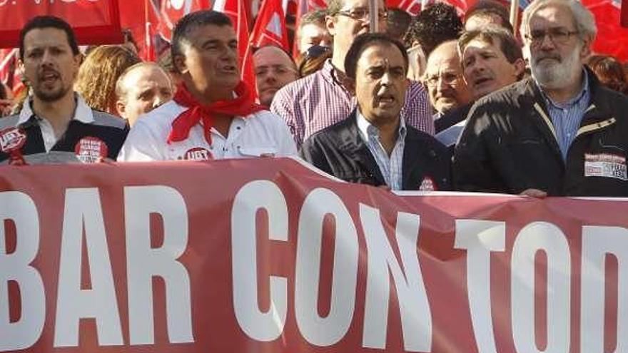 En el centro, Antonio Juste (i.) y José Antonio Gómez (d.), durante una manifestación contra la reforma laboral en Vigo.  // Ricardo Grobas