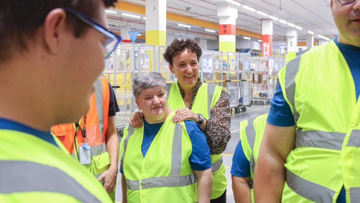 La alcaldesa, Carmina Ballester, acompañó a los usuarios de El Molí en la visita a Amazon.