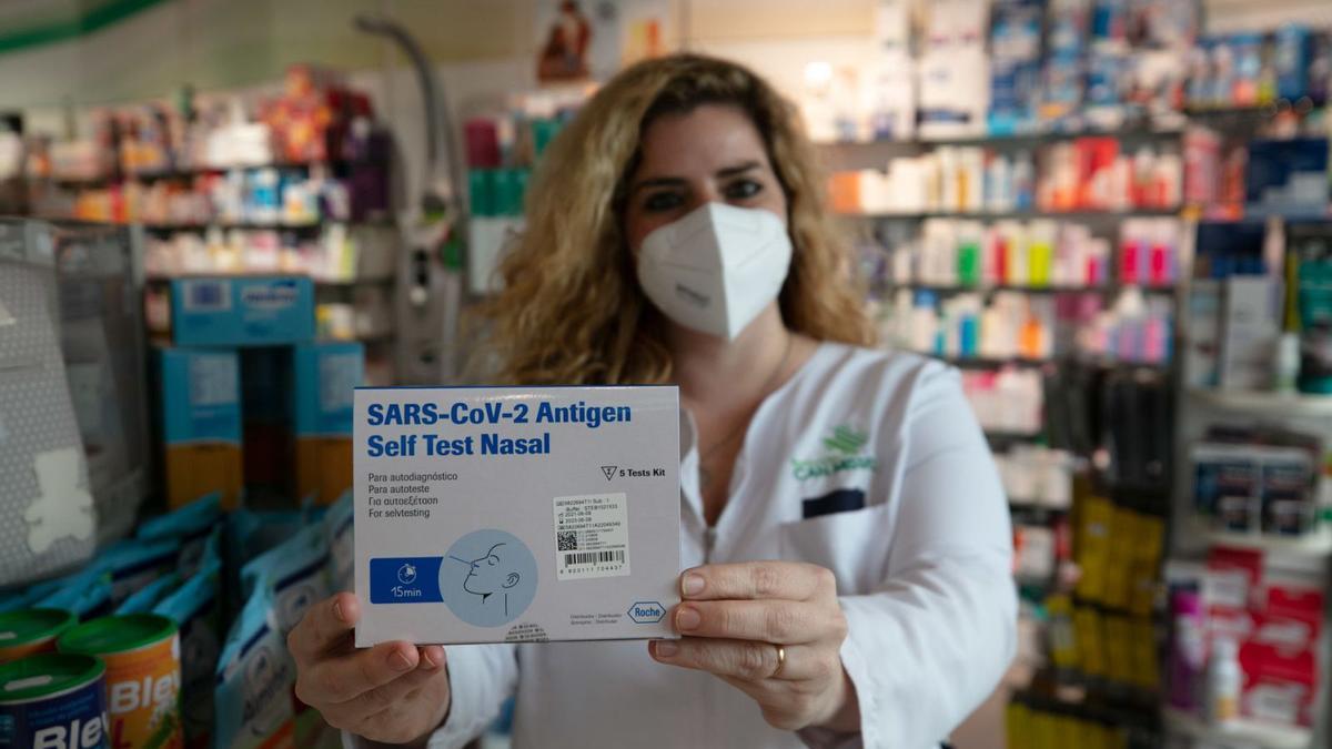 Una farmacéutica muestra una de las últimas cajas de cinco test que le quedan. 