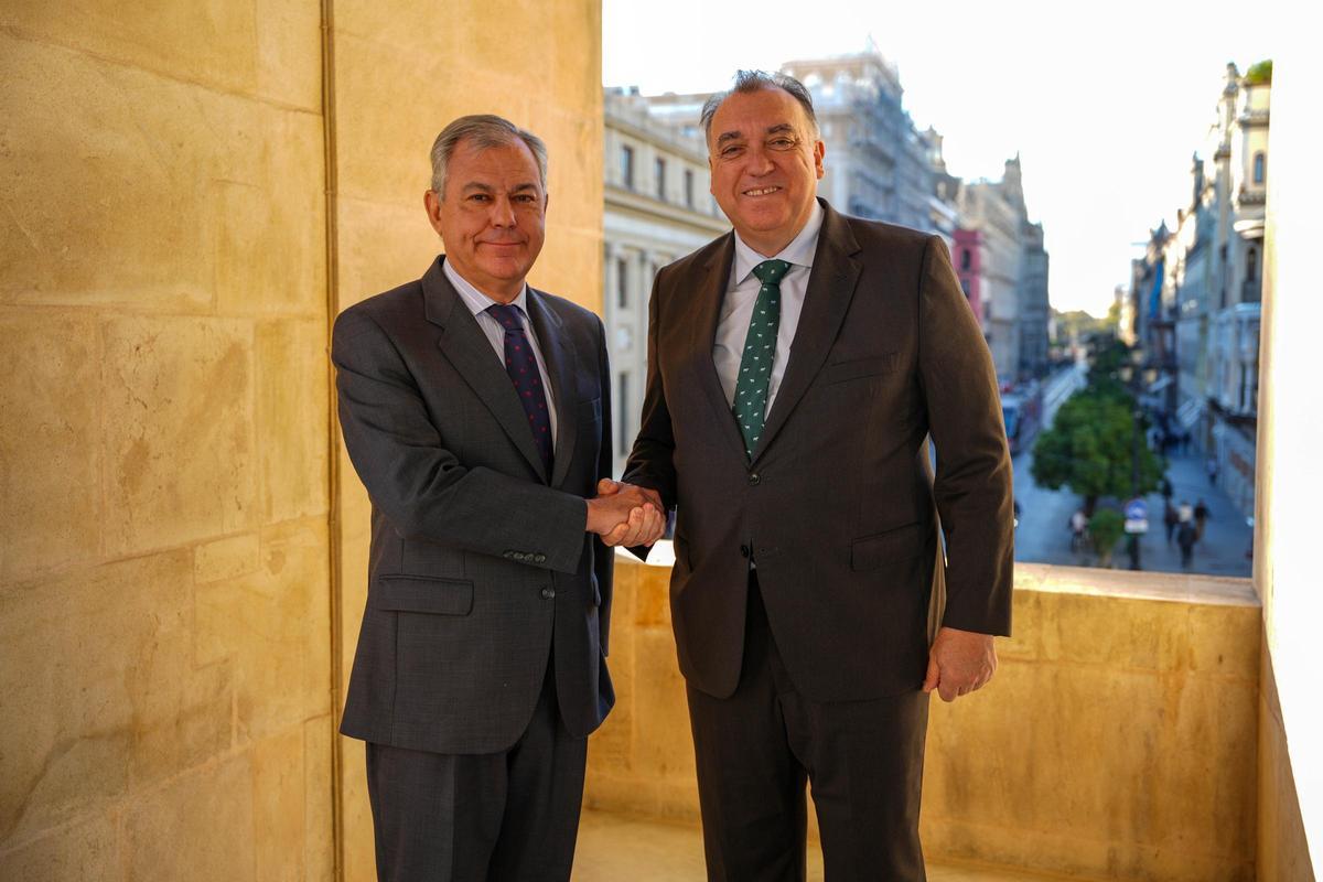 El alcalde de Sevilla, José Luis Sanz, y el consejero de Turismo, Arturo Bernal, firman un convenio de colaboración por los pisos turísticos