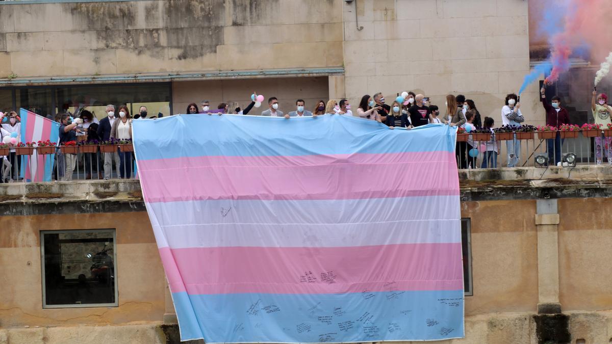 La bandera se ha tendido en el balcón de Los Molinos del Río, donde se ha leído el manifiesto