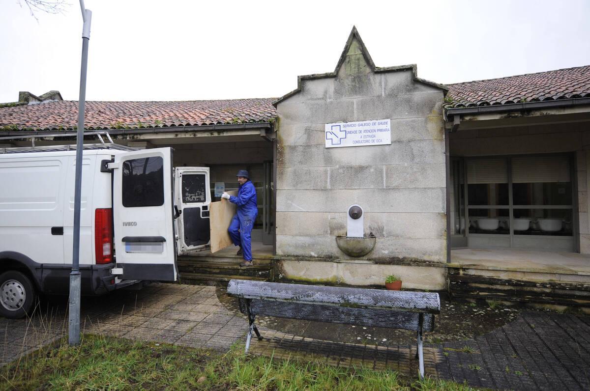 Retirada de paneles afectados por la humedad en el centro de salud de Oca el pasado mes