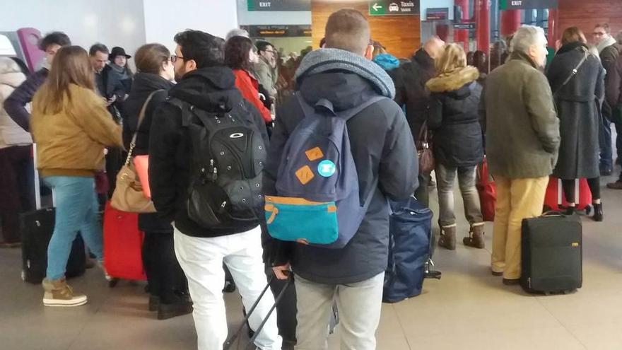 Pasajeros del Alvia que había salido de Madrid a las siete y cinco, esperando los autobuses en la estación de León.