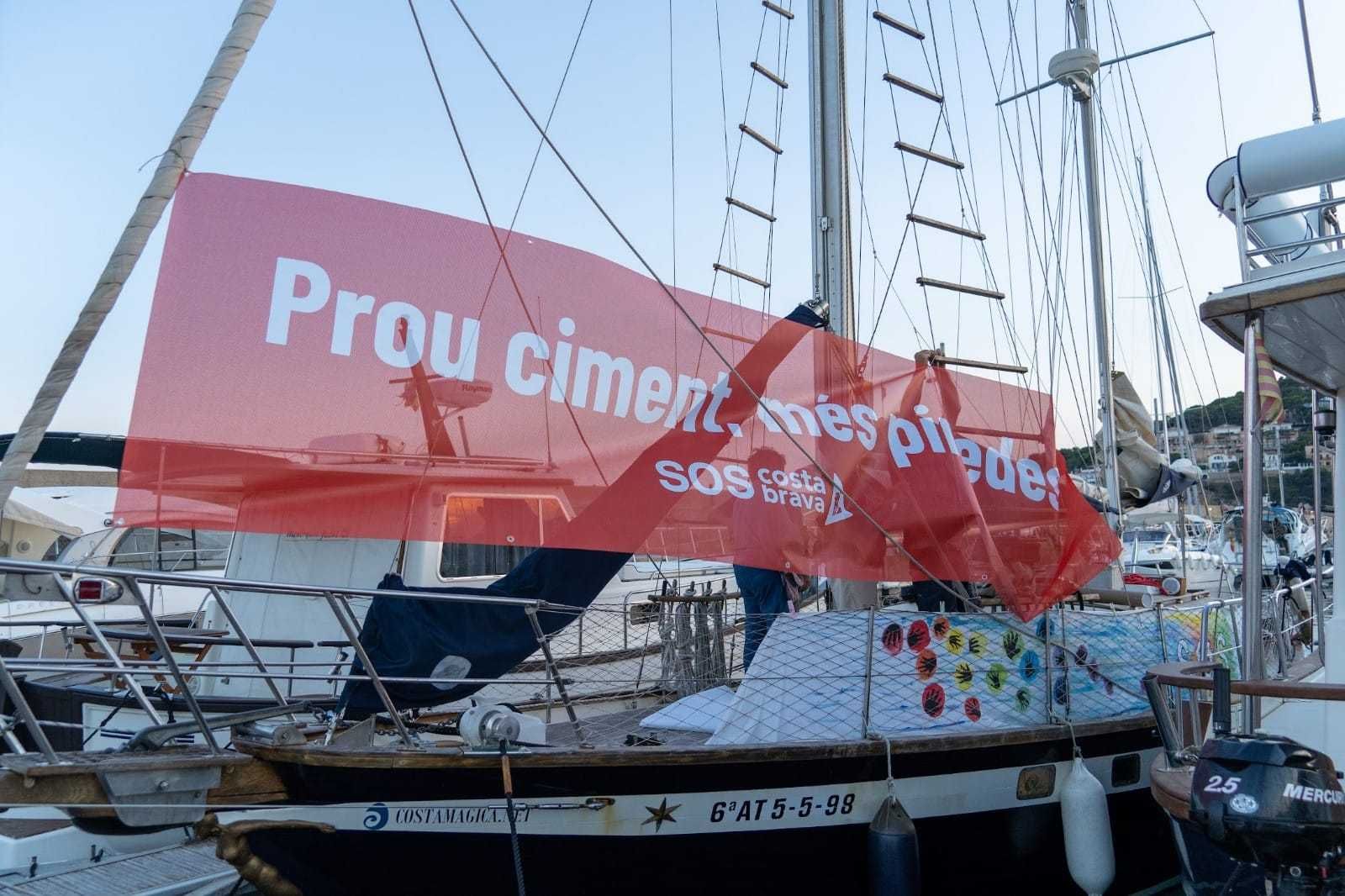 SOS Costa Brava fa una acció de protesta a Sant Feliu de Guíxols