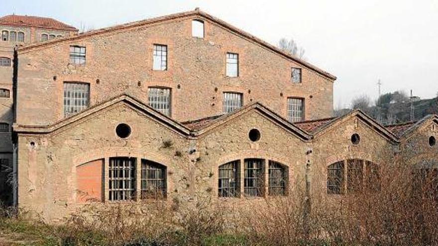 Vista exterior del complex fabril situat al costat del riu, que és un Bé Cultural d&#039;Interès Local