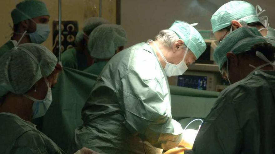 Médicos del Hospital de A Coruña, durante un trasplante.