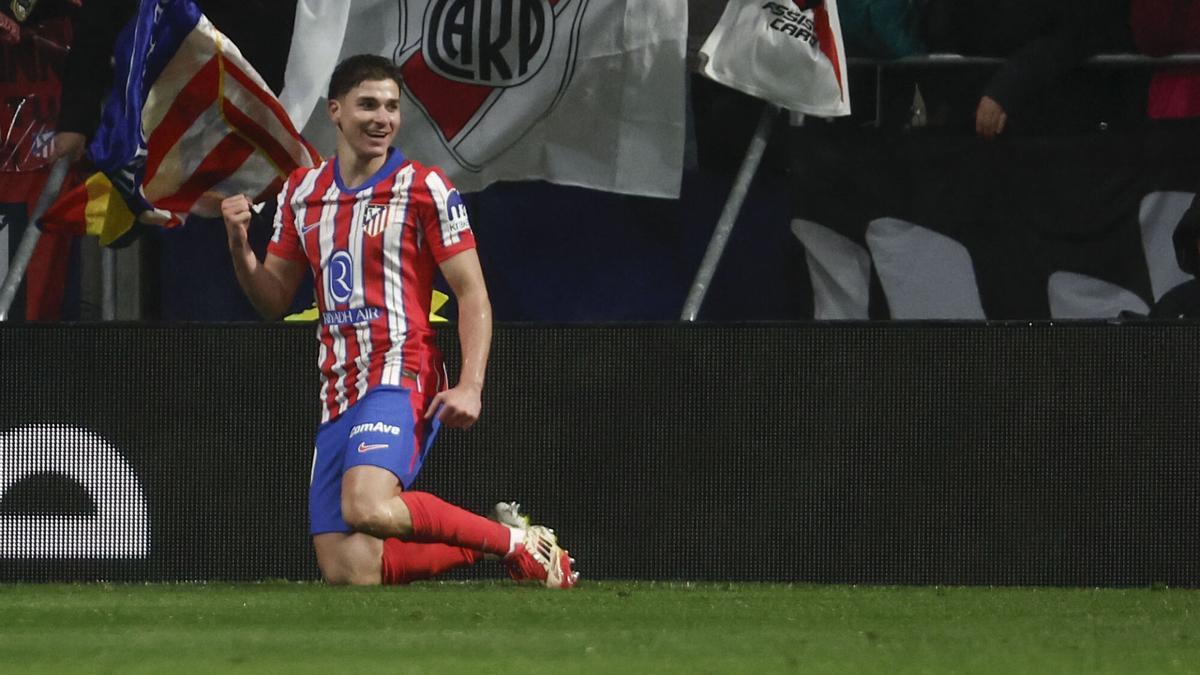 Julián Álvarez, jugador del Atlético, celebra su gol frente al Athletic (1-0) ante unos aficionados de River Plate, su exequipo, en el Metropolitano.