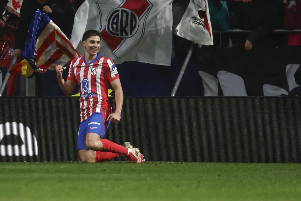 Julián Álvarez, jugador del Atlético, celebra su gol frente al Athletic (1-0) ante unos aficionados de River Plate, su exequipo, en el Metropolitano.
