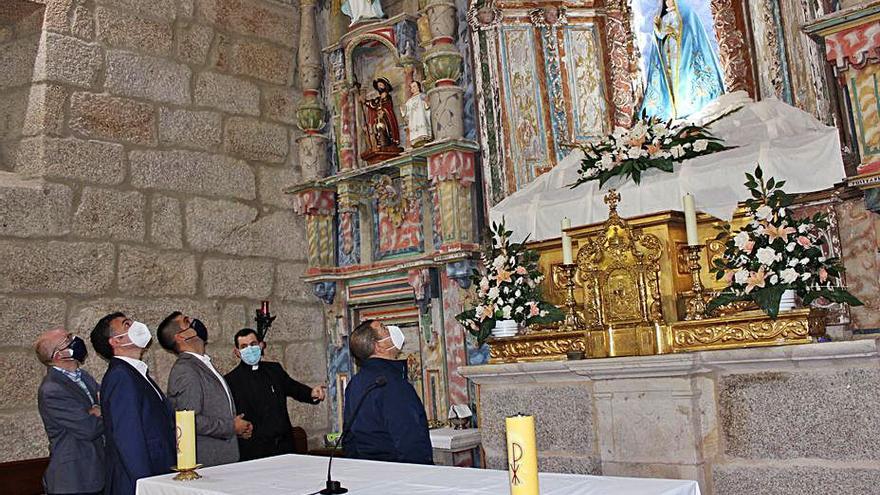 Visita de Gabriel Alén a la iglesia de Castrelo. | // FDV