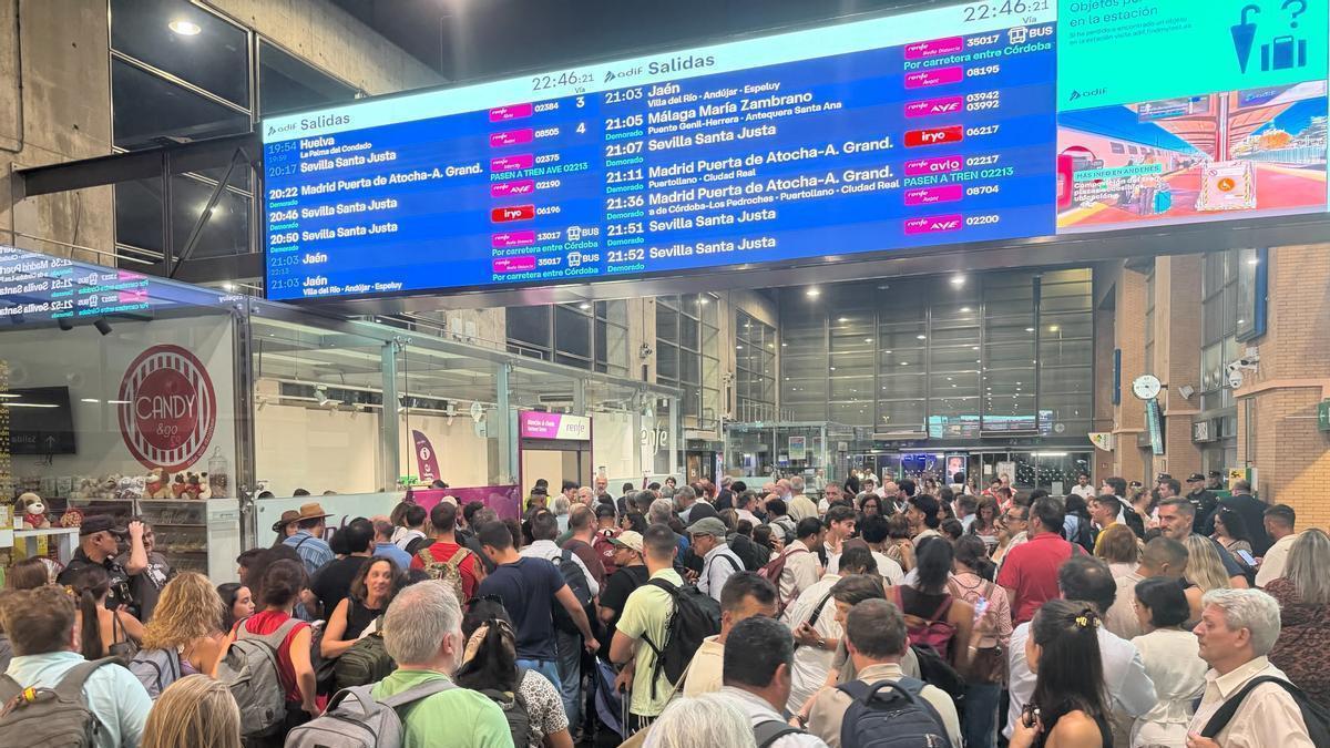 VÍDEO | El subdelegado del Gobierno en Sevilla, Francisco Toscano, avisa de posibles incidencias en los trenes tras el corte del servicio