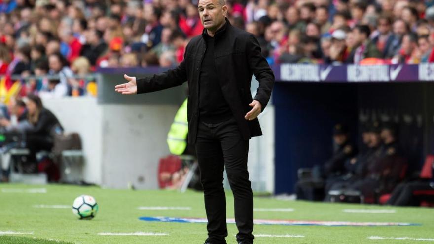 Paco López da instrucciones en el Wanda.