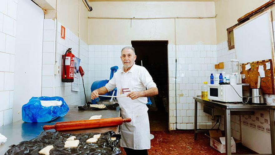 El panadero ANtoni Aguiló lleva 14 años al frente de la antigua panadería de Can Felip